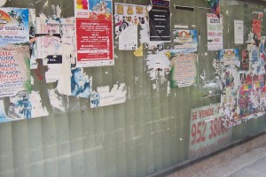 Carteles en el centro de Torremolinos