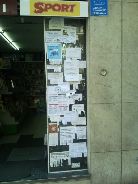 Carteles en el escaparate de una tienda