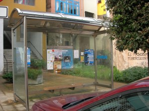 Panel en parada autobús