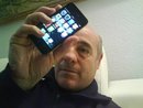 Francisco Garcia con su premio, un Iphone4